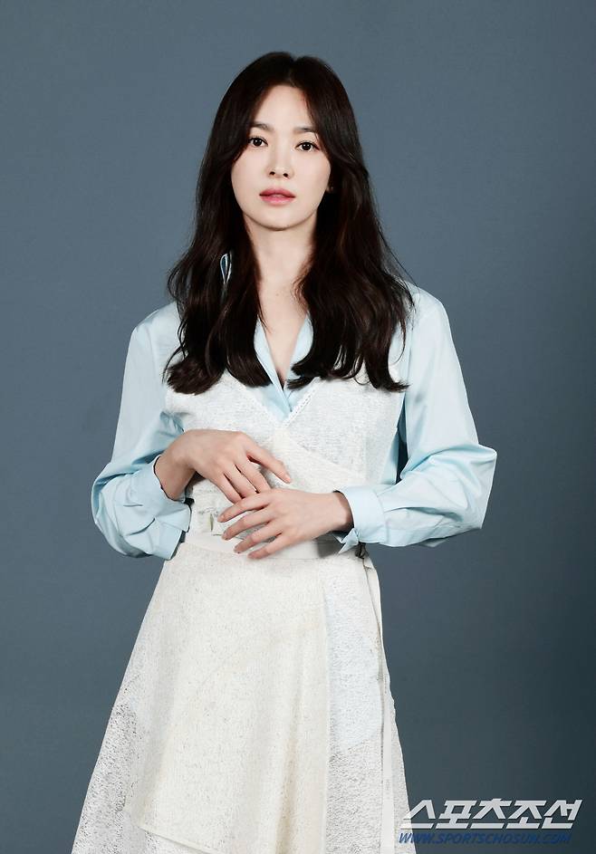 제2회 청룡시리즈어워즈(Bluedragon Series Awards, BSA)에서 대상을 차지한 배우 송혜교가 본지와 인터뷰에 앞서 포즈를 취하고 있다. 목동=송정헌 기자songs@sportschosun.com/2023.08.09/