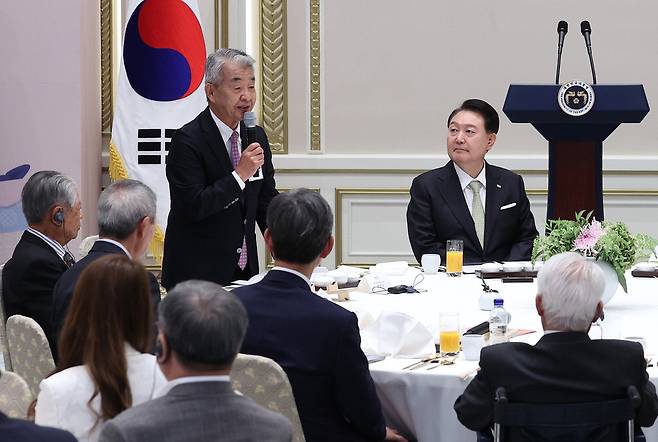 윤석열 대통령이 추석 당일인 29일 한국과 일본에 거주 중인 원자폭탄 피해자와 가족을 청와대 영빈관으로 초청해 오찬을 함께했다. 윤 대통령이 오찬 간담회에서 권준오 한국원폭피해자대책특별위원장의 답사를 듣고 있다. 연합뉴스