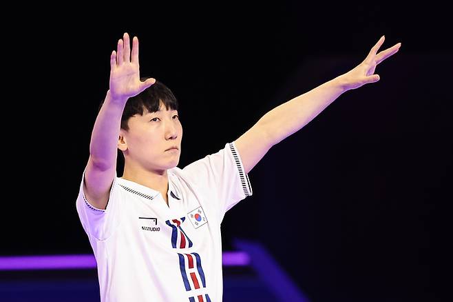 김관우가 28일 중국 항저우 베이징위안 생태공원 내 e스포츠 주경기장에서 열린 2022 항저우 아시안게임 '스트리트 파이터V' 결승 대만 시앙 유린과의 경기에 입장하고 있다. 김관우는 이날 결승에서 대만의 시앙 유린을 풀세트 접전 끝에 4-3으로 꺾고 대한민국 첫 e스포츠 금메달을 차지했다. 뉴스1