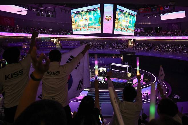 28일 중국 항저우 베이징위안 생태공원 내 e스포츠 주경기장에서 열린 2022 항저우 아시안게임 '스트리트 파이터V' 결승 경기에서 대한민국 김관우가 대만 시앙 유린을 꺾고 금메달을 확정짓자 관중들이 환호하고 있다. 뉴스1