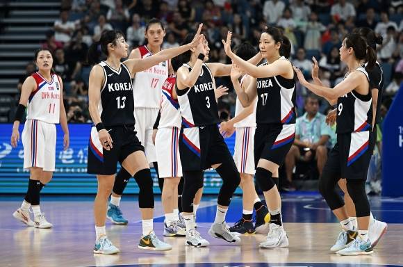 29일 중국 저장성 항저우의 올림픽 스포츠센터에서 열린 2022 항저우 아시안게임 여자 농구 대한민국과 북한의 경기에서 81대62로 승리한 대한민국 선수들이 기뻐하고 있다. 2023.9.29 항저우 오장환 기자