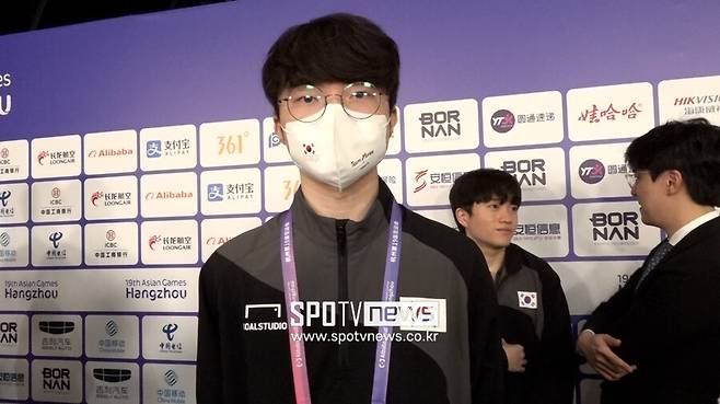 ▲ 28일 공동 취재구역에 마스크를 쓰고 인터뷰하는 페이커 이상혁. 몸이 좋지 않아서 마스크를 쓰고 있다고 밝혔다.