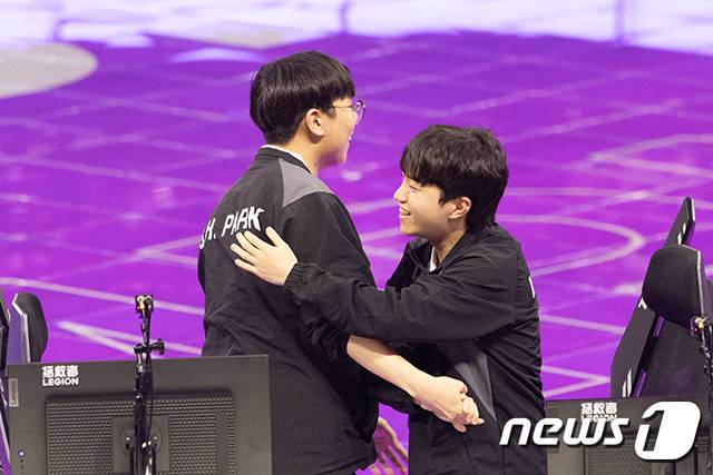 경기가 끝난 직후 헤드셋을 벗어던지고 포옹하는 룰러와 케리아의 모습. 믹스트존에서 당시 상황을 묻자 두 선수는 "너무 기분 좋다", "한달 고생했다"는 얘기를 했다고 전했다. 2023.9.29/ⓒ공동취재단