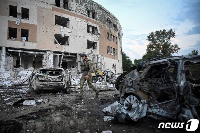 (자포리자 로이터=뉴스1) 김형준 기자 = 10일(현지시간) 우크라이나 자포리자에 감행된 러시아의 미사일 공습으로 차량과 건물이 파괴된 거리를 한 군인이 지나가고 있다. 2023.08.11/ ⓒ 로이터=뉴스1 Copyright (C) 뉴스1. All rights reserved. 무단 전재 및 재배포 금지.