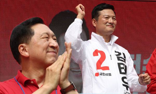 국민의힘 김태우 강서구청장 보궐선거 후보의 선거대책위원회가 28일 발산역 인근에서 연 선대위 출정식에서 김 후보가 손을 들어올리자 김기현 대표가 박수를 치고 있다. 연합뉴스