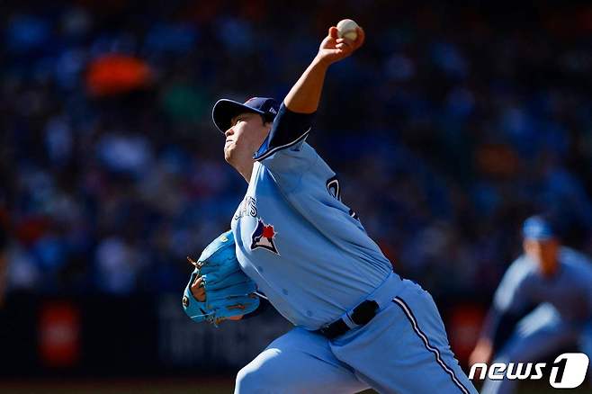 토론토 블루제이스의 류현진(36)이 1일(한국시간) 열린 탬파베이 레이스전에서 역투하고 있다. ⓒ AFP=뉴스1