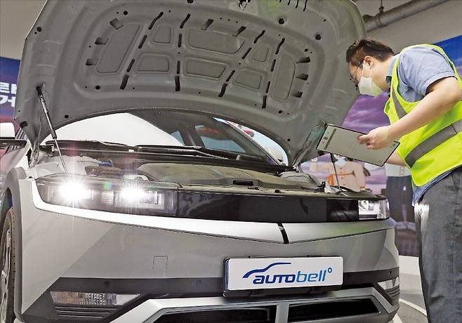 현대글로비스 오토벨 라이브스튜디오에서 전문평가사가 차량을 점검하고 있는 모습. /현대글로비스 제공