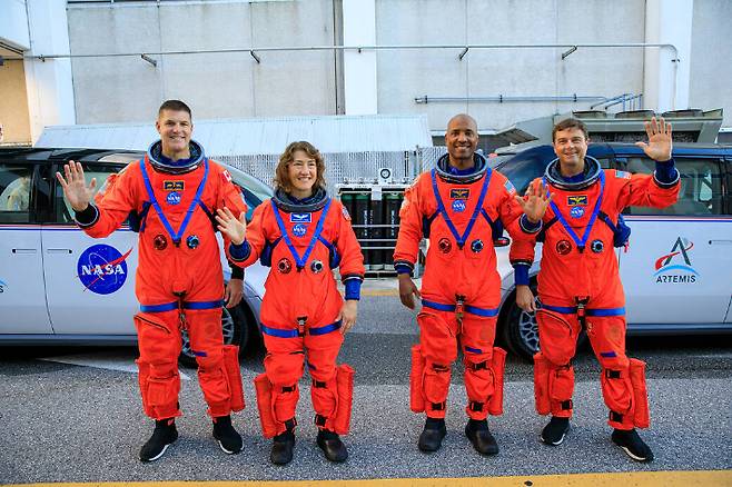지난달 20일 지상 시스템 트레이닝을 마친 아르테미스 II 승무원들, 나사 우주비행사 리드 와이즈먼(오른쪽부터), 빅터 글로버, 크리스티나 코흐와 캐나다 우주국의 제레미 한센. NASA