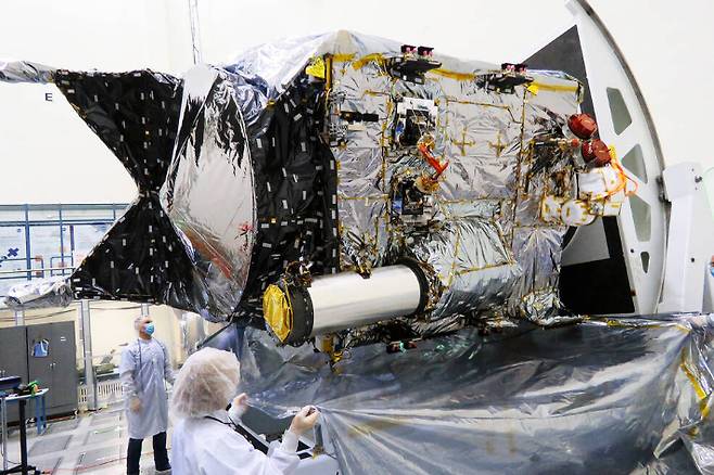 나사 제트추진연구소의 클린룸에서 조립중인 프시케 탐사선. NASA