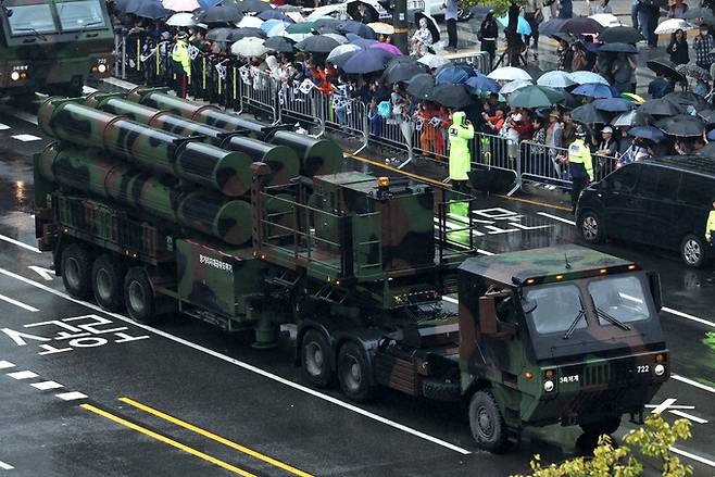 지난달 26일 서울 세종대로에서 열린 제75주년 국군의 날 기념 시가행진에서 L-SAM 발사차량이 기동하고 있다. 뉴스1