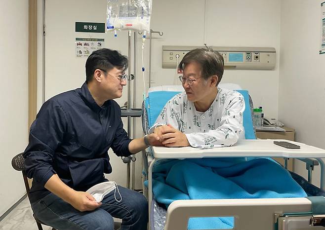 더불어민주당 이재명 대표가 지난 28일 서울 중랑구 녹색병원을 찾은 홍익표 원내대표와 면담하고 있다. 더불어민주당 제공