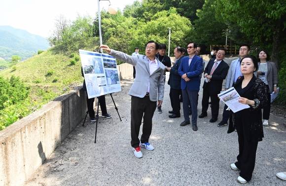 이현재 하남시장이 K-스타월드 등 조성사업 부지를 현장 시찰하고 있다. 하남시 제공