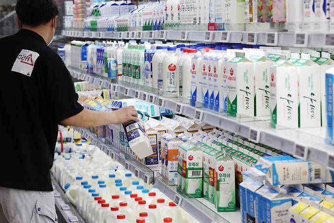 서울의 한 마트를 찾은 시민이 우유를 고르고 있다. ⓒ연합뉴스