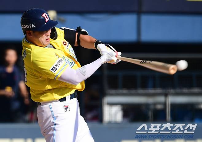 2일 잠실야구장에서 열린 키움과 두산의 경기, 두산 양석환이 5회말 1사후 유격수 방향 내야안타를 치고 있다. 잠실=최문영 기자deer@sportschosun.com /2023.10.02/