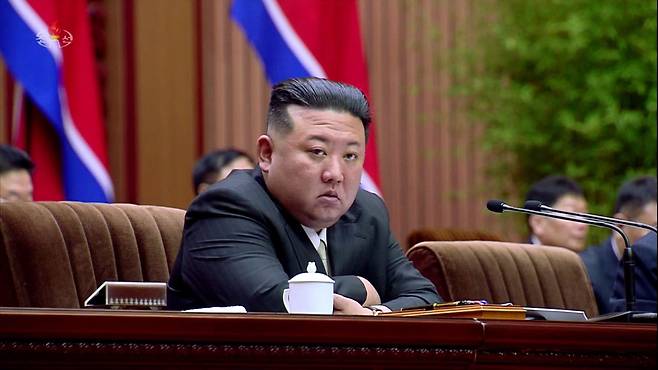 북한 김정은 국무위원장이 지난달 26~27일 평양 만수대의사당에서 열린 최고인민회의에 참석한 모습을 28일 조선중앙TV가 보도하고 있다. 북한은 회의에서 핵무력 정책을 헌법화했다. /조선중앙TV