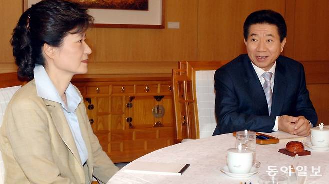 2005년 9월 7일 노무현 전 대통령이 박근혜 당시 한나라당 대표와 청와대에서 회담을 하는 모습. 두 사람은 2시간 반 동안의 회담 끝에 성과 없이 사실상 결렬을 선언했다. 동아일보 DB