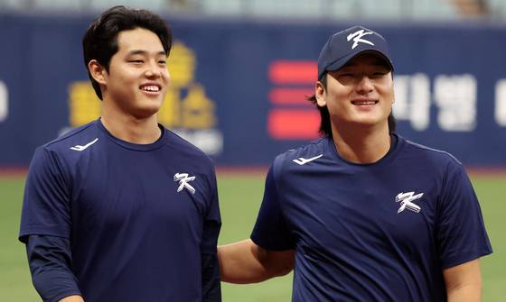 항저우 아시안게임 대만전 선발 투수 후보로 압축된 대표팀 원투펀치 문동주(왼쪽)와 곽빈. 뉴스1