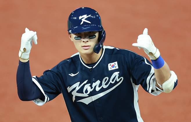 야구 대표팀 윤동희가 2일 항저우 아시안게임 예선 대만전 4회 안타를 친 뒤 1루에서 세리머니를 하고 있다. 연합뉴스