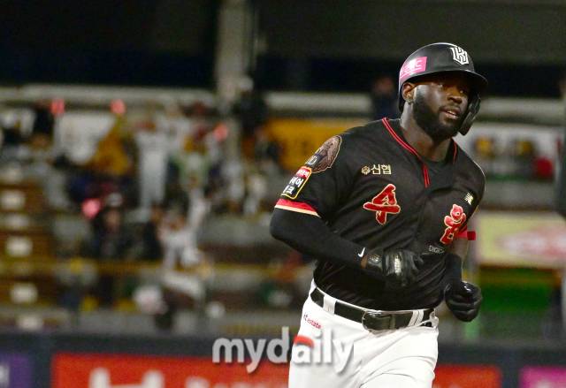 2023년 9월 21일 오후 경기도 수원KT위즈파크에서 '2023 신한은행 SOL KBO리그' 롯데 자이언츠와 KT 위즈의 경기가 열렸다. KT 알포드가 5회말 2사 1루서 2점 홈런을 친 뒤 기뻐하고 있다.