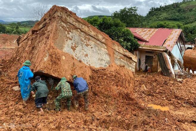 지난달 말부터 베트남 중부에 내린 폭우로 홍수, 산사태가 이어지면서 인명피해와 재산상의 피해가 이어지고 있다. 출처 웨이보