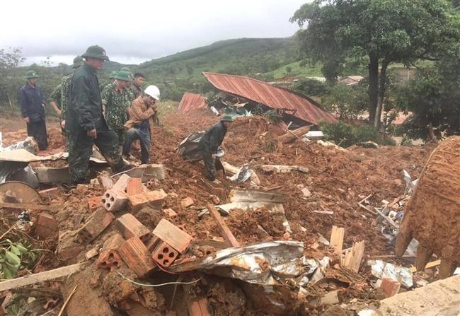 지난달 말부터 베트남 중부에 내린 폭우로 홍수, 산사태가 이어지면서 인명피해와 재산상의 피해가 이어지고 있다. 출처 웨이보