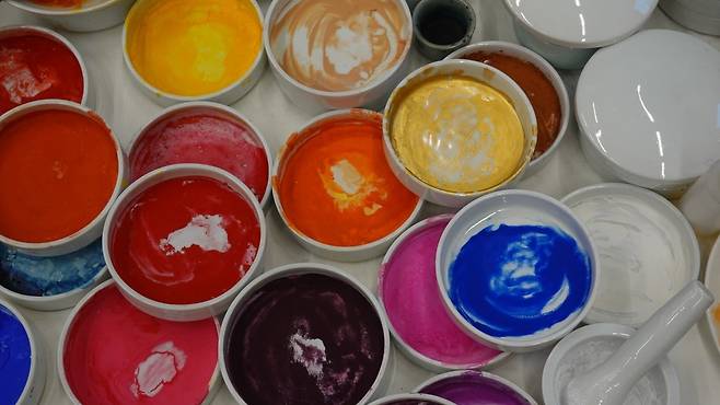 예술풍수에서는 그림에 사용되는 재료의 기운도 따진다. 사진은 김성희 작가가 사용하는 천연 염료인데, 직접 자연에서 채취한 재료를 사용한다고 한다.