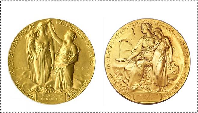 노벨 물리학상, 화학상(왼쪽)과 생리의학상의 메달 뒷면. 왼쪽 메달에서, 풍요의 뿔을 안은 여신은 자연을 상징한다. 차갑고 엄숙한 얼굴을 덮은 자연의 베일을 비범한 과학자가 들추고 있다. 오른쪽 메달은 무릎에 책을 펼쳐둔 의사가 아픈 소녀의 갈증을 풀어주려고 바위틈에서 흘러나오는 물을 모으는 모습을 보여준다. 메달 둘레에 라틴어로 ‘기예의 발견을 통해 인간 삶을 향상하는 일은 유익하다’라는 문장이 있다. 메달 앞면에는 알프레드 노벨(1833~1896)의 얼굴이 새겨져 있다. 노벨재단 제공