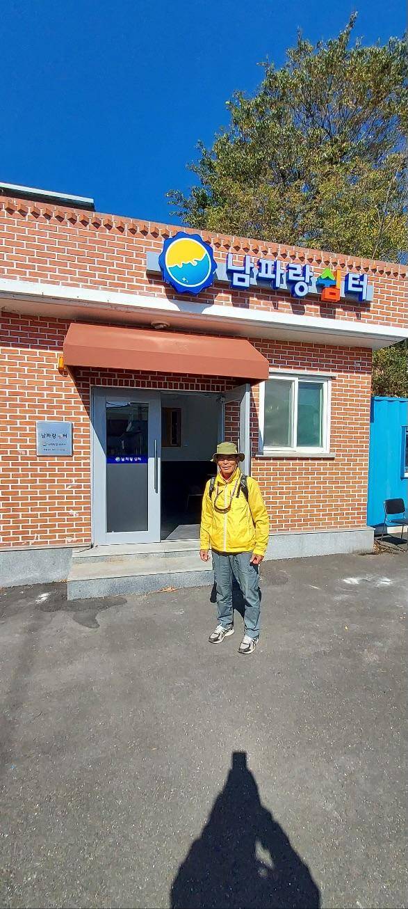 최명남씨가 2022년 9월 부산 오륙도 해맞이공원에서부터 전남 해남 땅끝마을까지 이어진 남파랑길을 걷던 중 쉼터 앞에서 포즈를 취하고 있다. 최명남씨 제공