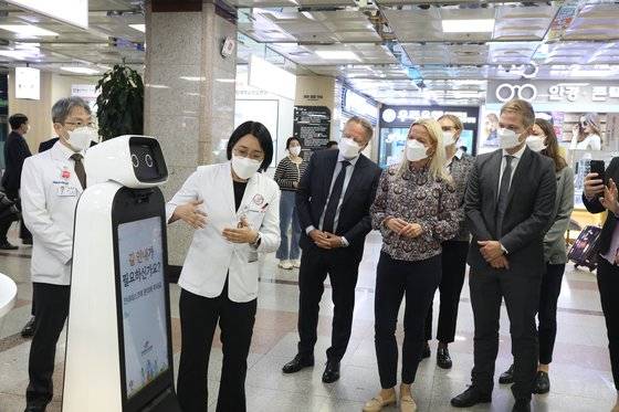 지난달 26일 이미연 한림대성심병원 커맨드센터장(왼쪽 두번째)이 메테 키르케고르 덴마크 고령부 장관에게 병원 1층에서 환자들 길 안내를 돕는 로봇을 소개하고 있다. 사진 한림대성심병원