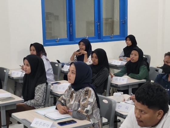 인도네시아 바우바우시에 있는 한글교실 수업을 듣고 있는 학생들. 사진 강민구씨