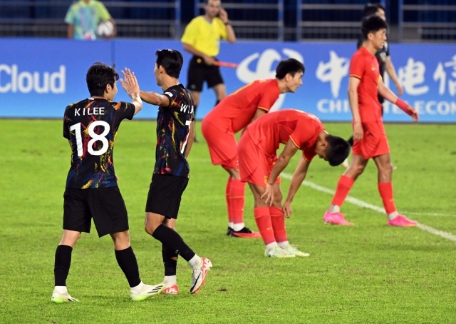 지난 1일 오후 중국 항저우 황룽 스포츠센터 스타디움에서 열린 2022 항저우 아시안게임 축구 8강전 한국 중국과의 경기에서 중국에 2 대 0 으로 승리한 한국 선수들이 하이파이브 하고 있다. 이한형 기자