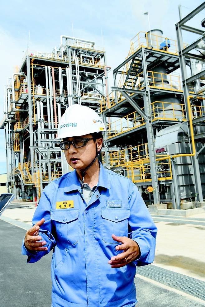 피앤오케미칼 관계자가 고연화점 피치 생산 공정에 대해 설명하고 있다. 포스코퓨처엠