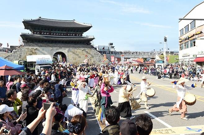 정조대왕 능행차 본행렬에 앞서 흥을 돋우기 위한 길놀이가 열리고 있다. 수원시 제공