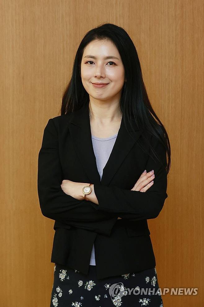 SXSW에 참석하는 윤성은 영화평론가 (서울=연합뉴스) 진연수 기자 = 콘텐츠 축제인 '사우스바이사우스웨스트'(SXSW)에 참석하는 윤성은 영화평론가가 지난달 26일 서울 종로구 수송동 연합뉴스에서 인터뷰에 앞서 포즈를 취하고 있다. 2023.10.3 jin90@yna.co.kr