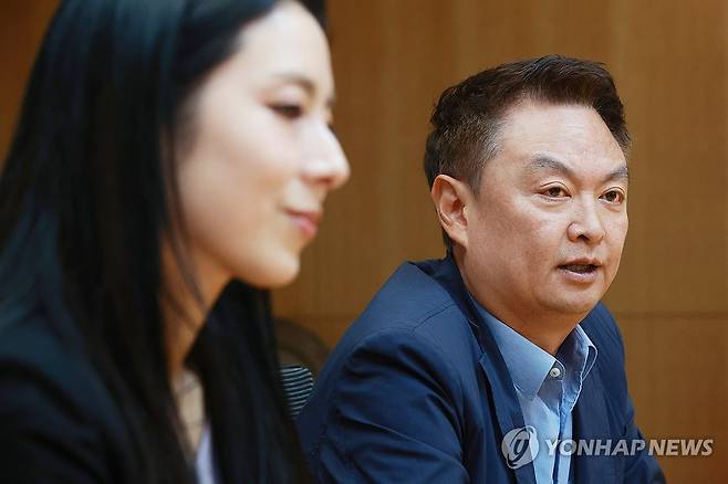 SXSW에 참석하는 강윤성 감독, 연합뉴스와 인터뷰 (서울=연합뉴스) 진연수 기자 = 콘텐츠 축제인 '사우스바이사우스웨스트'(SXSW)에 참석하는 강윤성 감독(오른쪽)과 윤성은 영화평론가가 지난달 26일 서울 종로구 수송동 연합뉴스에서 인터뷰를 하고 있다. 2023.10.3 jin90@yna.co.kr