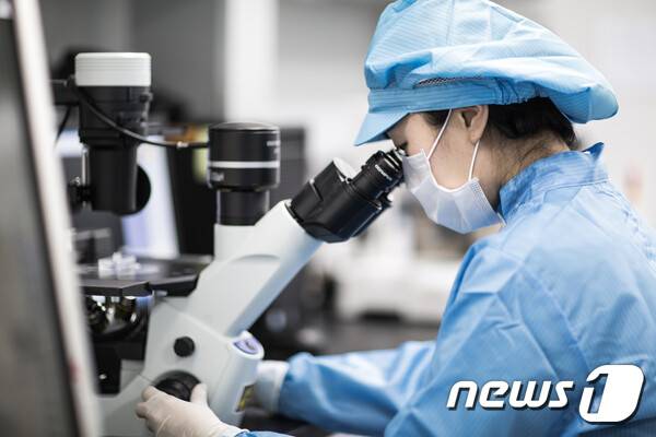대웅제약 연구원이 전임상시험을 진행하고 있다.(대웅제약 제공)