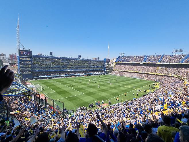 지난 1일(현지 시각) 아르헨티나 수도 부에노스아이레스의 라 봄보네라에서 열린 보카주니어스와 리버플레이트의 '수페르클라시코'에 관중이 가득 들어찼다. /서유근 특파원