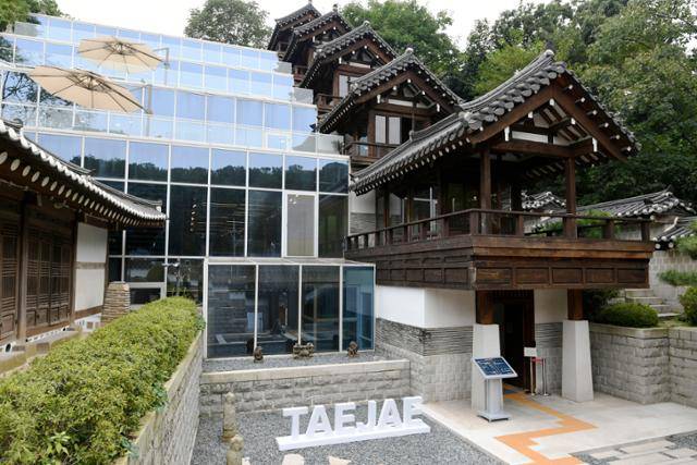 북촌한옥마을에 자리 잡은 태재대 본부. 글라스하우스와 기와지붕이 있는 누각의 동서양미가 조화를 이룬다. 윤서영 인턴기자