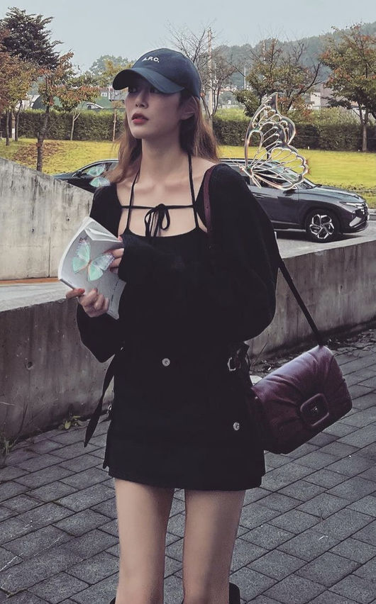 Actress Kim Hyo-jin still showed off her stylish fashion sense.On the 4th, Kim Hyo-jin released a picture on his account with the words Autumn is coming after shooting ~ ~ # Today.In the photo, Kim Hyo-jin is wearing a black boots that look like black boots, although it does not come out in all black fashion.The side-to-side mini bag is a dark red, and Kim Hyo-jin goes well with the right lip as it matches the autumn feelings.In addition, Kim Hyo-jin attracts attention by wearing a bolero cardigan combination in sleeveless sleeves that digest if it is a male idol who is a visual member as well as a fortified female idol.Kim Hyo-jin, who boasts chic with unexcessive exposure, still brings out wonderful Feelings.Netizens did not hesitate to admire such things as I do not age and Feelings are so good.On the other hand, Kim Hyo-jin married Yoo Ji-tae in 2011 and has two sons. Kim Hyo-jin also works with Park Eun-bin and Chae Jong-hyuk in Park Hye-ryuns new TVN Saturday drama Free DevaKim Hyo-jin Channel