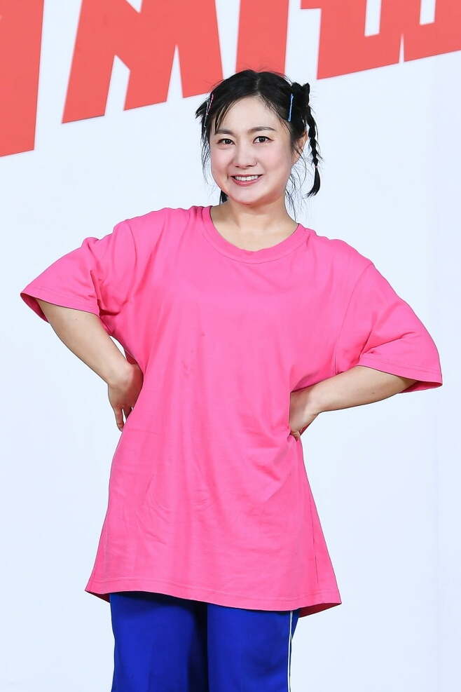 I was surprised that Park Na-rae was the only weight double-digit entertainer.On the 5th, a production presentation for SBS new entertainment show Big Man Survival Island - Eat Chi-pa! (hereinafter Eat Chi-pa!) was released online.The ceremony was attended by Seo Jang-hoon, Park Na-rae, Shindong, Lee Guk-joo, Na Sun-wook, Satir, Ho-Chul Lee, Mirage, Lee Kyu-ho, and Choi Jun-seok.Chi-pa! Is a Survival Island program in which ten big man entertainers struggle to maintain their weight without falling or losing weight.It is the way in which the team that maintains the most similar weight after weighing the weight before the start of the sean and the weight after the end of the mission wins.In the highlights released on the day, Park Na-rae was the only weight double digit among 10 people.The Seo Jang-hoon team (Seo Jang-hoon, Shindong, Lee Guk-joo, Satire, Lee Kyu-ho) had a weight total of 596kg and the Park Na-rae team (Park Na-rae, Shin Gi-fu, Ho-Chul Lee, Na Sun-wook) had a weight total of 624kg.Park Na-rae said, Ive done a lot of outdoor variety, and Chi-pa! is more than I imagined. I expected an eating show or a diet, but Im doing all the things I never imagined. Heavy equipment came in. The scale is insane.When asked if he expected popularity, Park Na-rae said, The end of the year is approaching. I think I will sit at the middle table at the awards ceremony.Lee Guk-joo said, We can lose three to four kilograms in no time. We only need to go to the bathroom once. Shin Dong-eun!Its the hardest thing to maintain, he said.Its my first time seeing a mixed big man, Mirage said. When I saw Lee Kyu-ho, I felt it was not big.Ho-Chul Lee said, I didnt seem to be the kind of guy whod giggle here, and looked at the satirist, Lee Guk-joo, Mirage, with a laugh; Shin Dong-eun! The big man thought everyone was dwarfed than he thought.I was surprised that Ho-Chul Lee was born in 1985, and I could not speak easily. The satirist said, When I come here, I feel good to be average. I feel normal.Chi-pa! Is a pilot trilogy and will be broadcasted at 4:45 pm on October 8th.