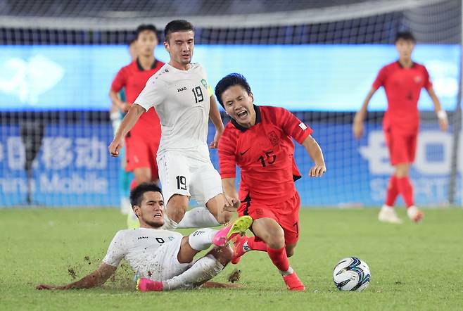 4일 중국 항저우 황룽 스포츠센터 스타디움에서 열린 2022 항저우 아시안게임 남자축구 4강전 대한민국과 우즈베키스탄의 경기에서 상대 수비가 대한민국 정호연을 상대로 거친 태클을 시도하고 있다. /연합뉴스