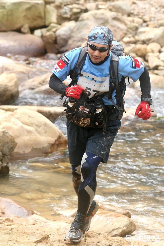 2023년 9월 16일 쓴 “사막에 가면 힘이 넘쳐요” 사막마라톤 5700km 뛴 ‘오지 레이서’의 주인공 유지성 OSK 대표. 유 대표 2001년 걷기부터 시작해 250 km 사막마라톤까지 완주했다. 유지성 대표 제공.