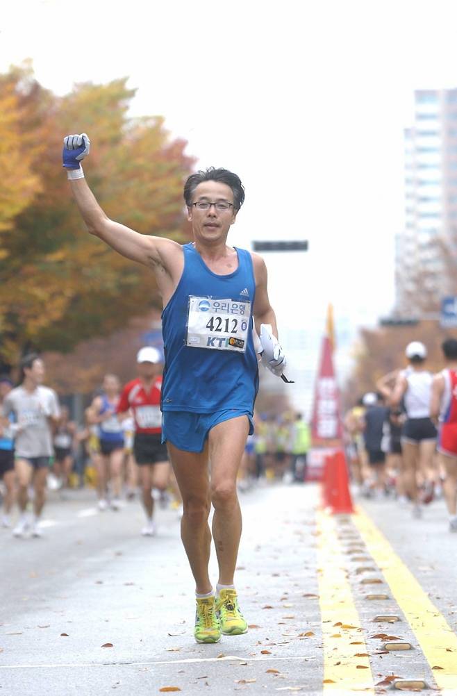 워크브레이크는 마라톤 완주의 좋은 방법이다. 2006년 서울국제마라톤에서 뛰다 걷다를 반복하는 ‘워크 브레이크’ 주법으로 페이스메이커를 한 마스터스 마라토너 임용진 씨. 임용진 씨 제공.