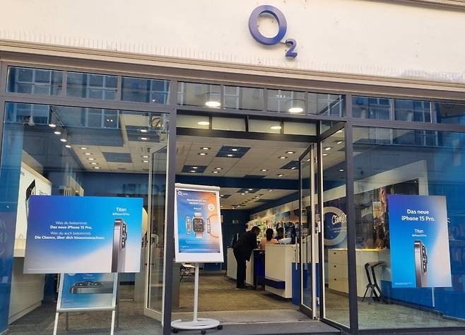 독일 하이델베르크 광장에 있는 통신사 O2 매장에 애플 신제품 시리즈 광고가 나란히 붙어 있다. /발도르프=정지은 기자