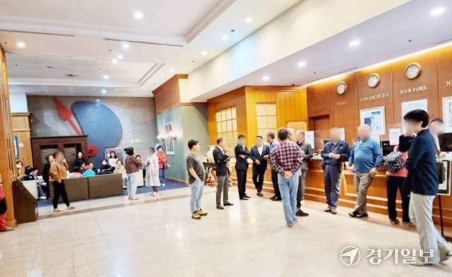 이천 미란다호텔의 스파플러스를 일방적으로 오는 10일 잠정 영업중단을 밝히자 회원들이 호텔 로비에서 집단 반발하고 있다. 김정오기자