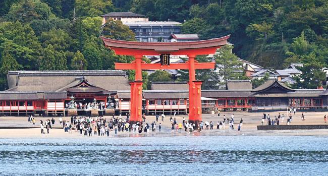 히로시마를 대표하는 관광지인 미야지마의 이쓰쿠시마(嚴島)신사 도리이. 붉은 문의 형상을 한 도리이는 밀물이면 아랫도리가 물에 잠긴다.