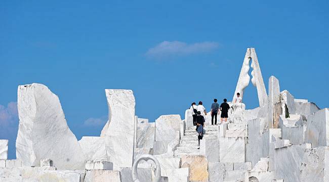 절집 고산지(耕三寺)의 부속시설인 ‘미래마음의 언덕’. 히로시마 출신 조각가가 이탈리아에서 수입한 대리석으로 만든 독특한 정원이다.