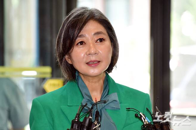 김행 여성가족부 장관 후보자가 14일 서울 서대문구에 위치한 인사청문회 준비 사무실로 출근하며 취재진의 질문에 답변을 하고 있다. 윤창원 기자