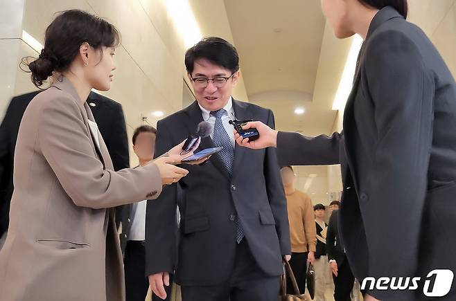 이균용 대법원장 후보자 임명동의안이 국회에서 부결된 6일 오후 이균용 대법원장 후보자가 서울 서초구 인사청문회 준비사무실을 나서며 입장을 밝히고 있다.2023.10.6/뉴스1 ⓒ News1 김근욱 기자