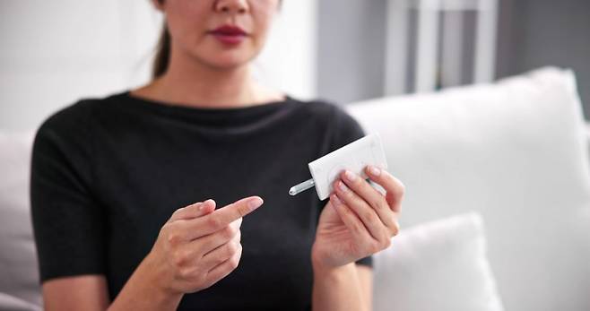 혈당을 측정하고 있는 젊은 여성. 게티이미지뱅크 제공